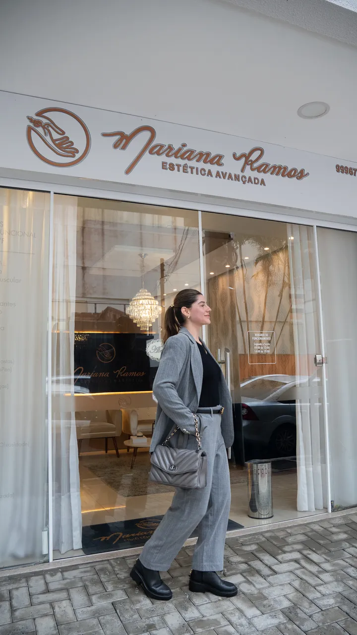 Fachada da Clínica Mariana Ramos, na Meia Praia, em Itapema, com a logo sobre a vitrine